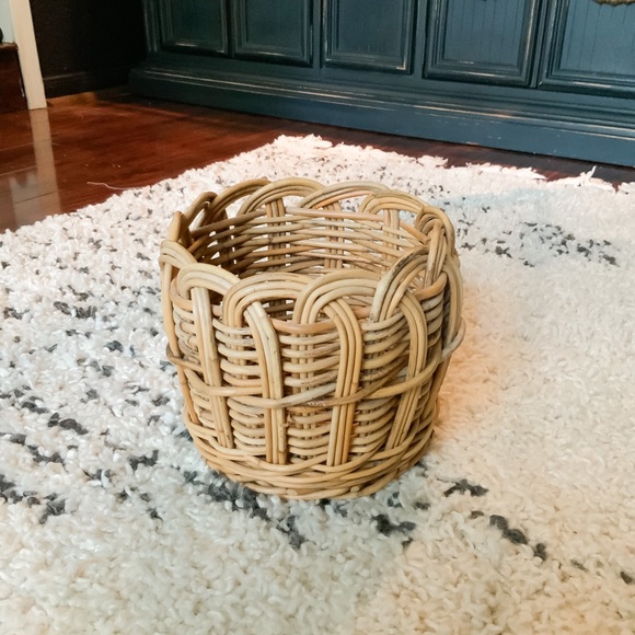 ✨SOLD✨OLD Vintage Rattan Planter or Basket - Picture 1 of 5